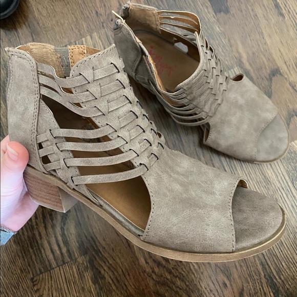 Shoes - Picture 3 of 4